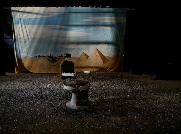 Foto cadeira abandonada contra a cortina no teatro