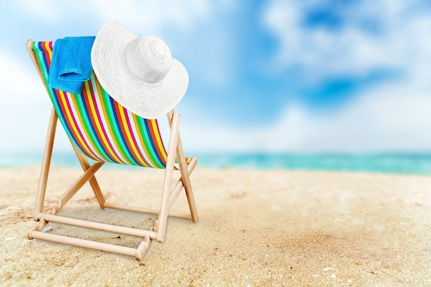 Cadeira colorida com chapéu feminino na praia