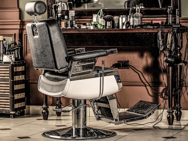 Cadeira de barbeiro vintage elegante Cabeleireiro profissional no interior da barbearia Cadeira de barbearia Poltrona de barbearia cabeleireiro moderno e salão de cabeleireiro barbearia para homens