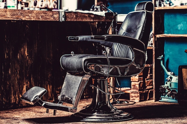 Cadeira de barbeiro vintage elegante Cabeleireiro profissional no interior da barbearia Cadeira de barbearia Poltrona de barbearia cabeleireiro moderno e salão de cabeleireiro barbearia para homens