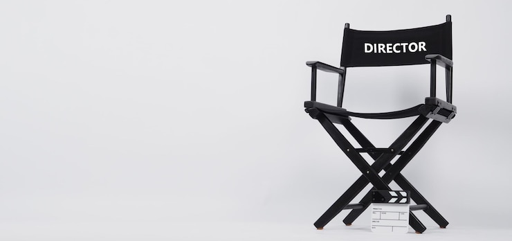 Foto cadeira de diretor preta e pequena ardósia branca ou claquete ou uso de ardósia de filme na produção de vídeo e indústria cinematográfica em fundo branco
