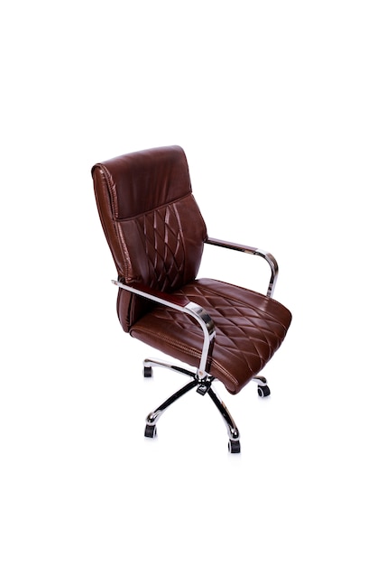 Cadeira de escritório de couro marrom isolada no branco