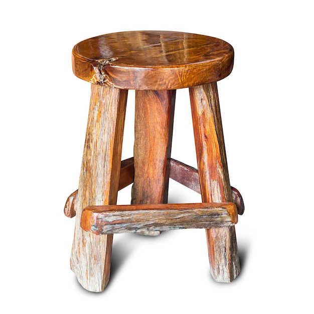 Cadeira de madeira natural criativa feita de tora de madeira isolada no fundo branco com traçado de recorte