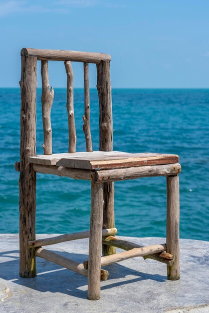 Cadeira de madeira no café vazio ao lado da água do mar na praia tropical Ilha Koh Phangan Tailândia