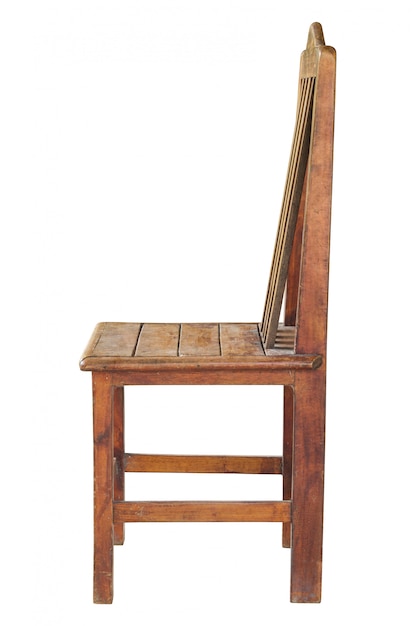 Cadeira de madeira velha isolada no branco com traçado de recorte