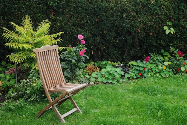 Cadeira de madeira vintage no jardim verdejante