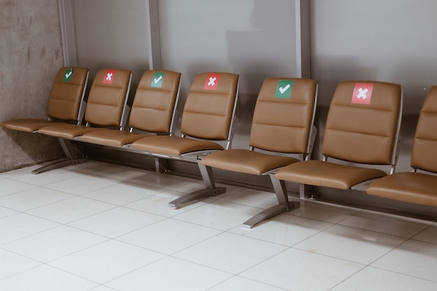 Foto cadeira de passageiro de distanciamento social no aeroporto
