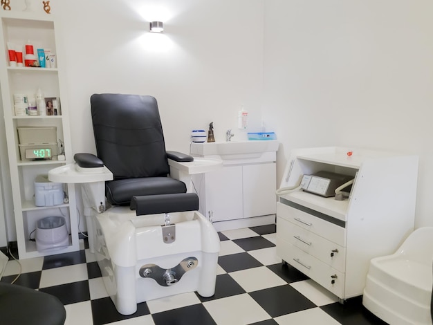 Cadeira de pedicure de couro preto com equipamento profissional em sala de salão de beleza Móveis para spa salo