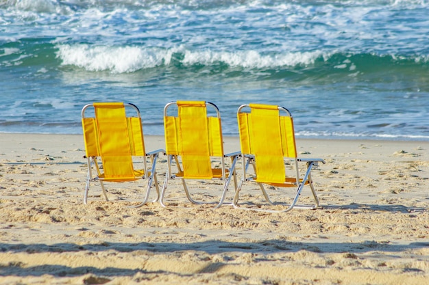 Cadeira de praia amarela na praia do leblon no rio de janeiro brasil