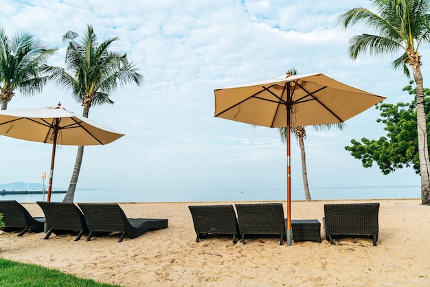 Cadeira de praia com palmeira na praia