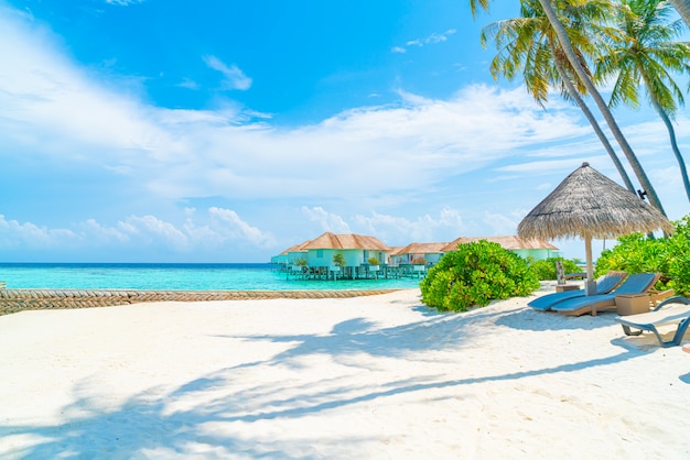 cadeira de praia com praia tropical da ilha Maldivas e mar