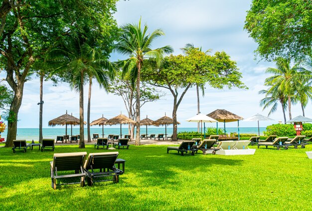 cadeira de praia com vista para o mar