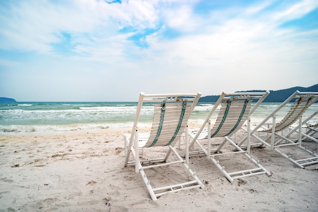 Cadeira de praia de madeira branca de verão com fundo de céu azul Uma triste praia deserta sem pessoas A crise no setor de turismo causada pela pandemia de coronavírus covid 19