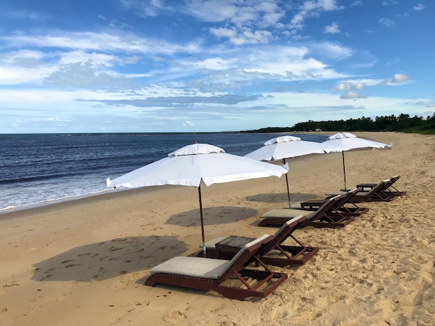 Cadeira de praia e guarda-chuva