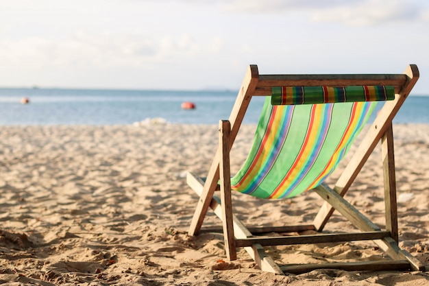 Cadeira de praia na praia com o sol