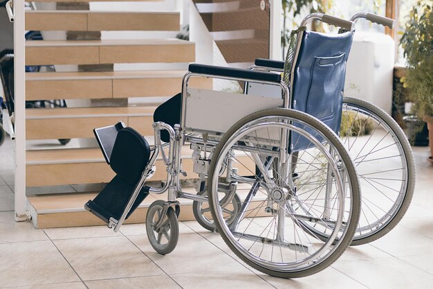 Cadeira de rodas e escadas vazias. Realidade de acessibilidade para deficientes.