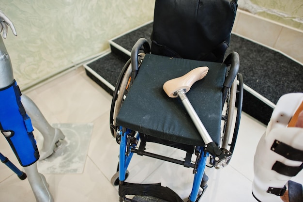 Cadeira de rodas e manequim na clínica prosthetist