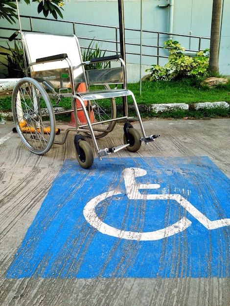 Cadeira de rodas e sinalização na estrada