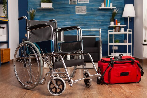 Cadeira de rodas em uma sala vazia em um centro de reabilitação para pessoas com deficiência. Quarto moderno acondicionado para atendimento de pessoas com deficiência, assistência e fisioterapia.