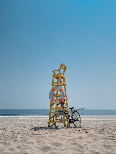 Cadeira de salva-vidas com bicicleta na praia em Chonburi Tailândia