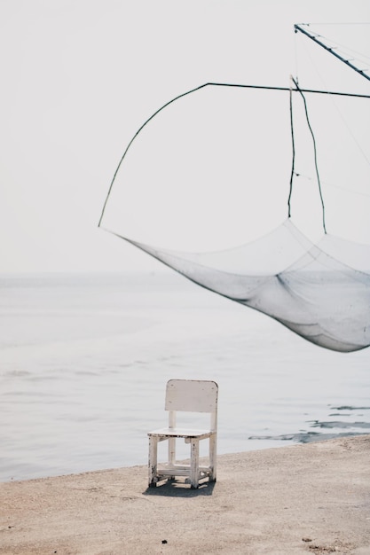 Foto cadeira de salva-vidas na praia contra o céu claro