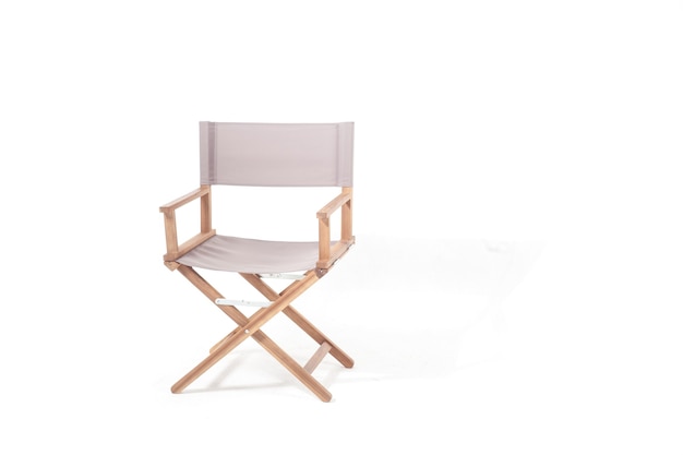 Cadeira do diretor de cinema isolada no fundo branco, copie o espaço certo
