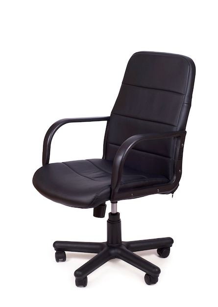 Cadeira do escritório isolada no fundo branco, cadeira ajustável moderna de couro preto.