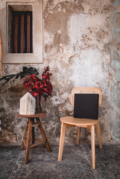 Foto cadeira e flor na decoração de vaso com parede velha