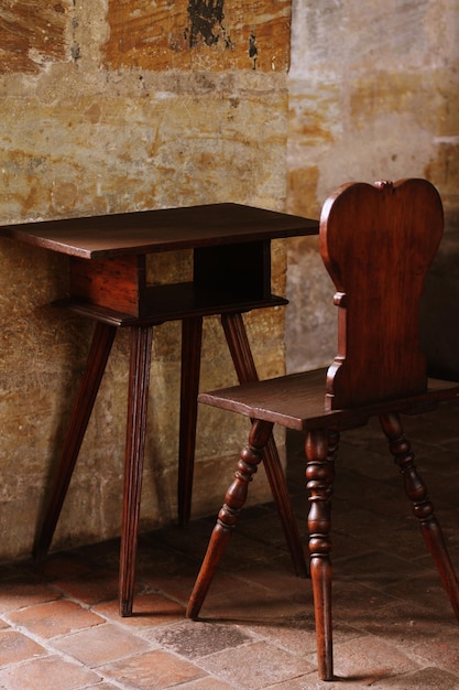 Foto cadeira e mesa de madeira vintage