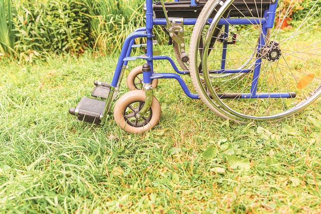 Cadeira inválida para pessoas com deficiência estacionadas ao ar livre