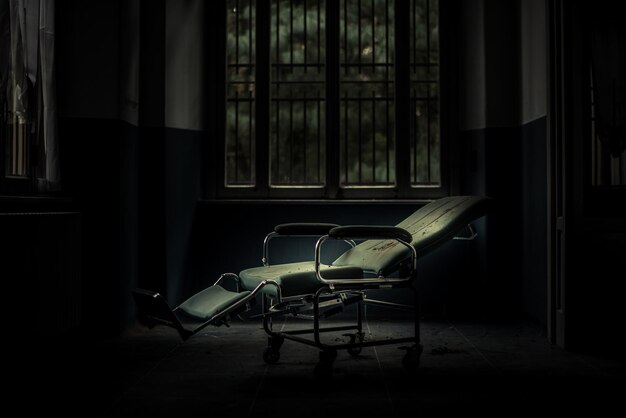Foto cadeira médica vazia num edifício abandonado.