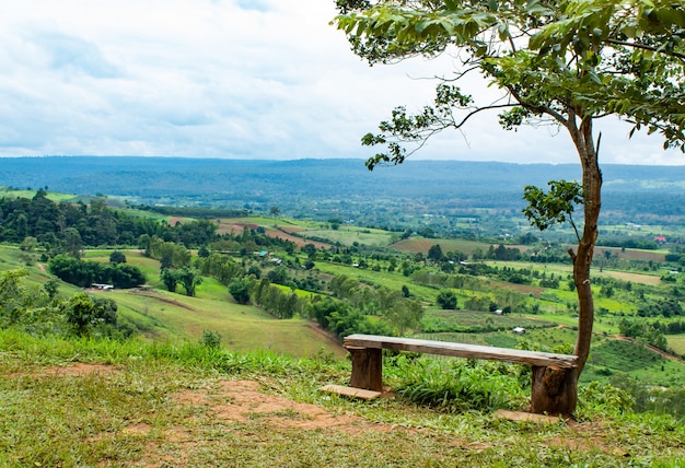 Cadeira no topo da montanha em Khao Takhian Ngo, Phetchabun na Tailândia.