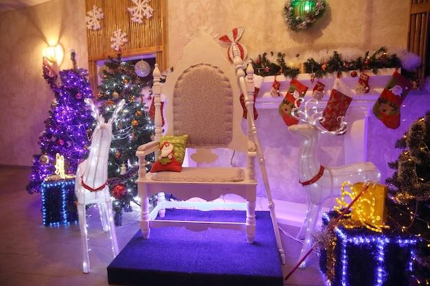 Cadeira para papai noel na sala festiva