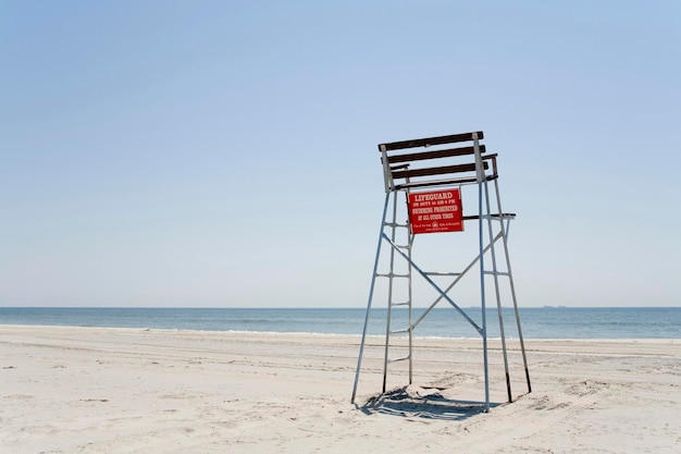 Cadeira salva-vidas vazia Rockaway Beach New York EUA