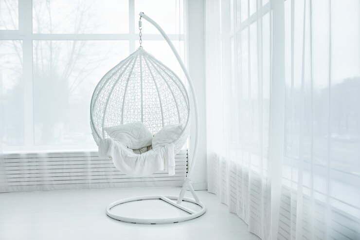 Cadeira suspensa no interior do quarto branco