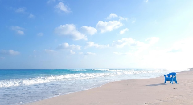 Cadeira vazia na costa na praia contra o céu