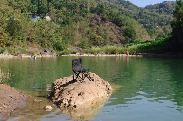 Cadeiras ao ar livre ao lado do rio para relaxar