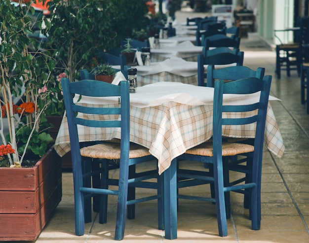 Cadeiras azuis em um café grego