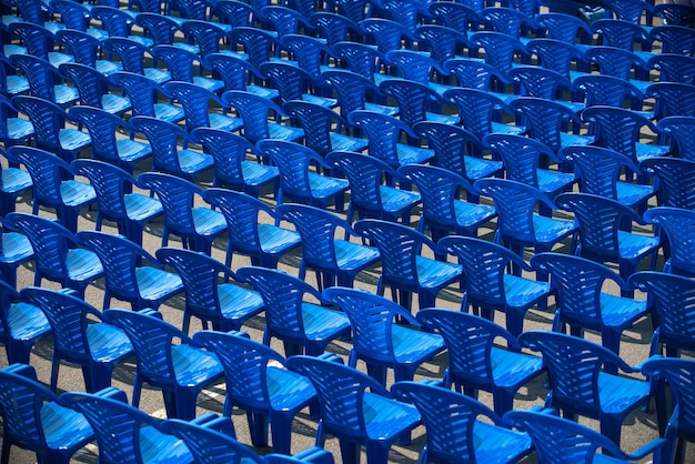 Cadeiras azuis ficam na rua para um concerto