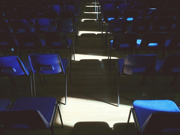 Foto cadeiras azuis no chão