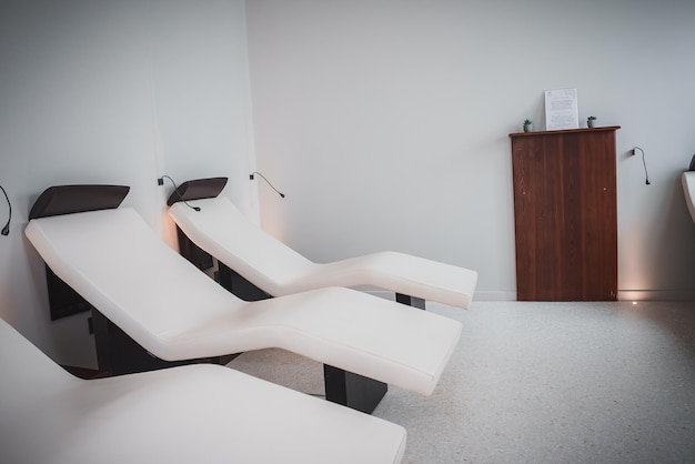 Cadeiras brancas minimalistas em uma sala serena para relaxamento e rejuvenescimento