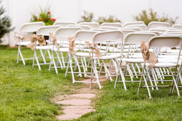 Cadeiras brancas vazias antes da cerimônia de casamento.