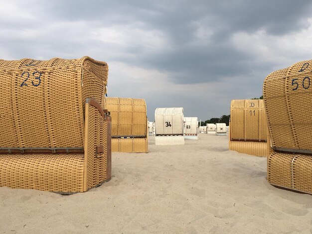 Foto cadeiras com capuz na praia contra o céu