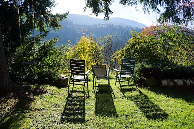 Foto cadeiras com vista para o campo alemão.