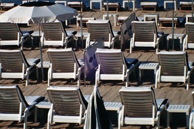 Foto cadeiras de descanso dispostas na praia