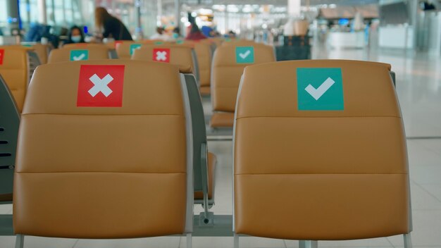 Cadeiras de distanciamento social no aeroporto internacional