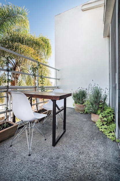 Foto cadeiras de jardim e mesa em um quintal relaxante, sereno, luxuriante e privado no verão