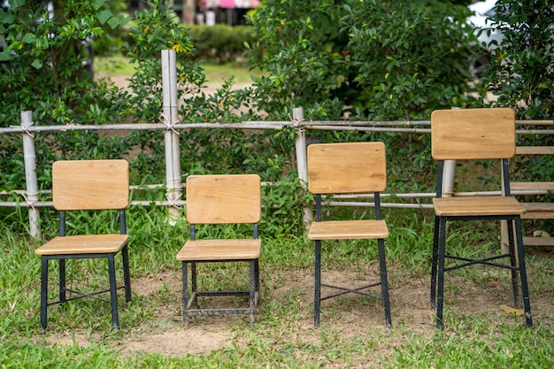 Cadeiras de madeira no campo contra a árvore