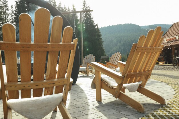 Cadeiras de madeira para relaxar ao ar livre no resort de montanha