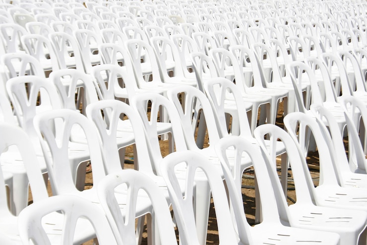 Foto cadeiras de plástico brancas em celebrações e eventos ao ar livre